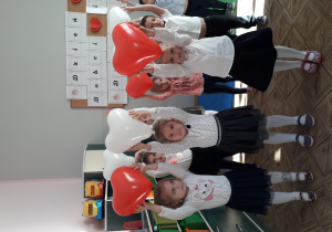 Dziewczynki trzymające baloniki nad głową